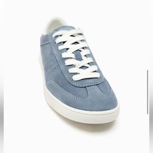 Brand New Leather athletic sneaker.  Contrast back.  Lace-up closure.